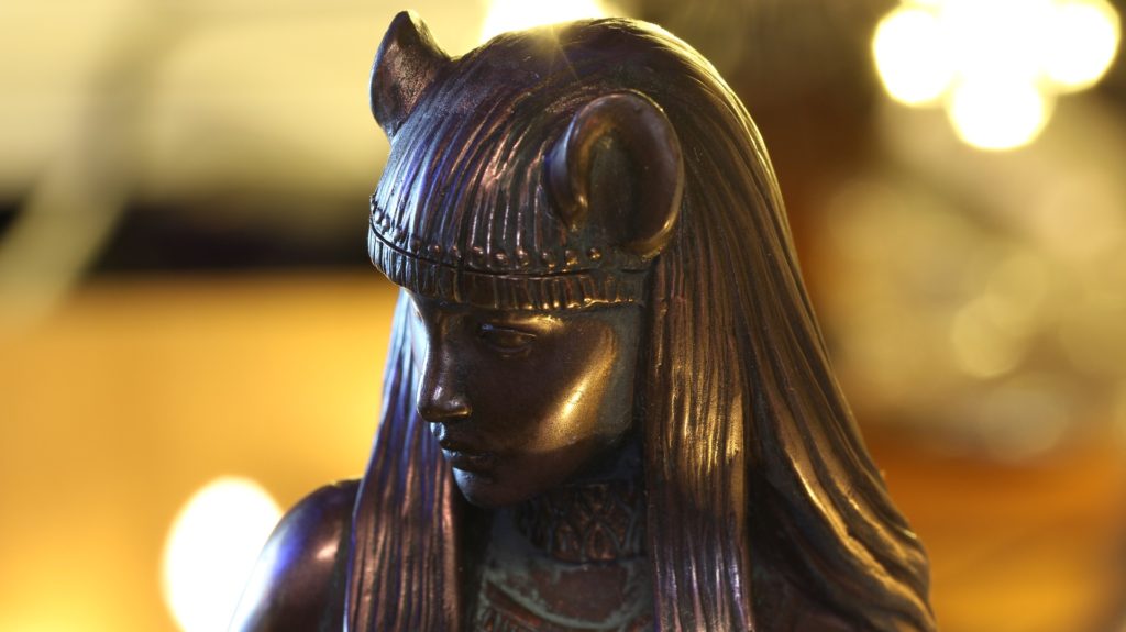 Statua che rappresenta la dea felina Bastet come umana