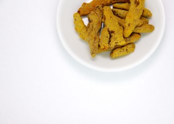 rizomi di curcuma essiccati