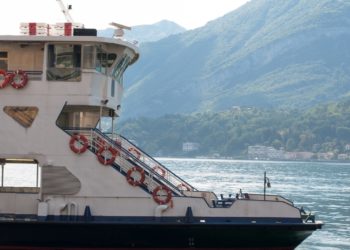 Accesso di cani e gatti con cani e gatti sui battelli dei Laghi Italiani: Guida alle Regole per laghi di Como, Garda e Maggiore