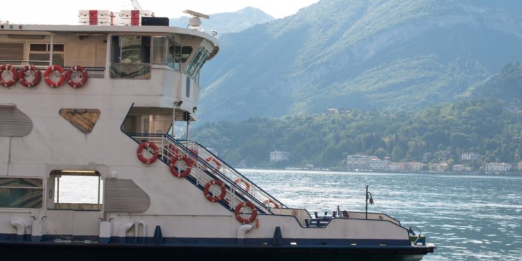 Accesso di cani e gatti con cani e gatti sui battelli dei Laghi Italiani: Guida alle Regole per laghi di Como, Garda e Maggiore